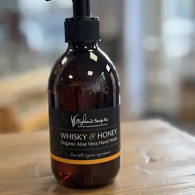 The Highland Soap Co. Whisky And Honey Organic Aloe Vera Hand Wash 300ml primary image